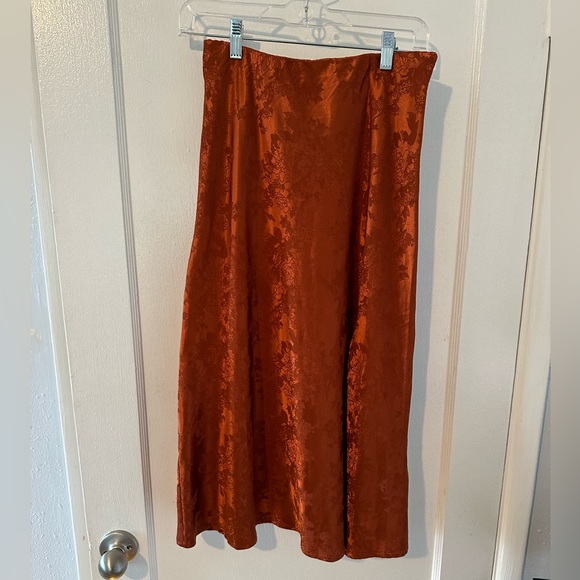 Floral midi slip skirt with side slit. - Picture 4 of 7